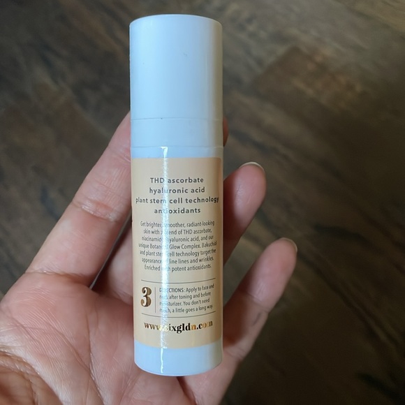 New Six Gldn mini 15 ml / 0.5 fl oz Daily Vitamin C Radiance Serum - Picture 2 of 3